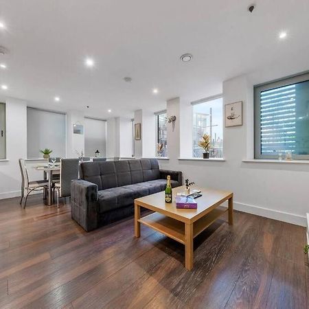 Appartamento Sleep 7 20 Mins From London Waterloo Bp65 Esterno foto