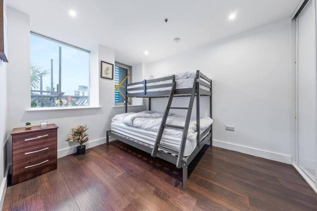 Appartamento Sleep 7 20 Mins From London Waterloo Bp65 Esterno foto