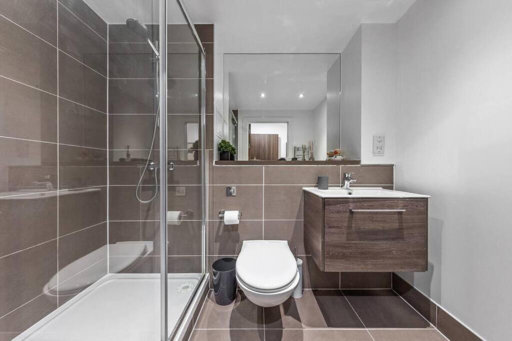 Appartamento Sleep 7 20 Mins From London Waterloo Bp65 Esterno foto