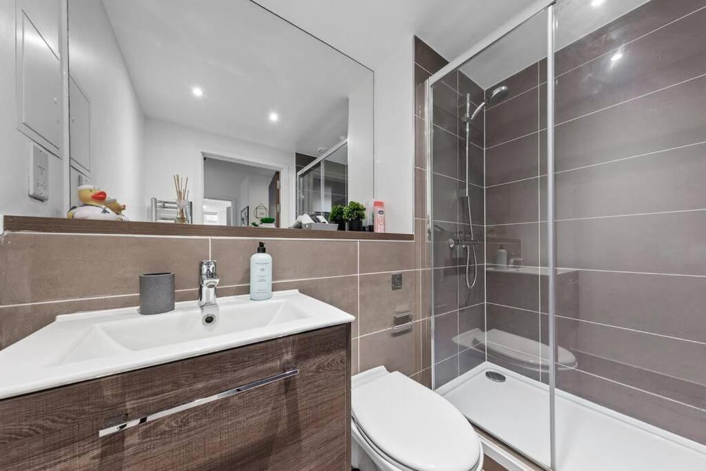 Appartamento Sleep 7 20 Mins From London Waterloo Bp65 Esterno foto