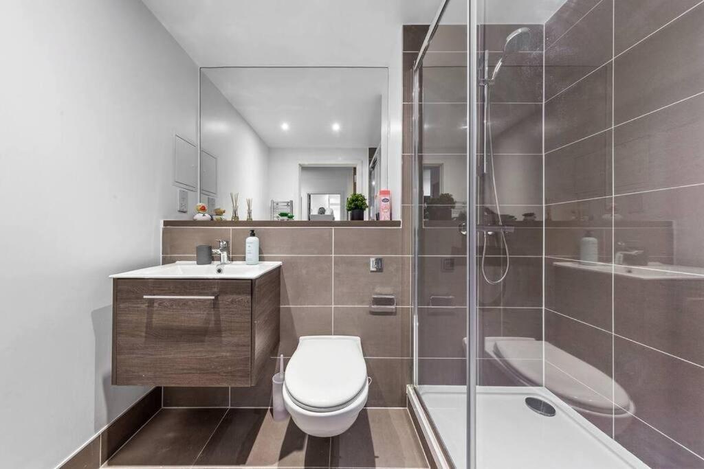 Appartamento Sleep 7 20 Mins From London Waterloo Bp65 Esterno foto
