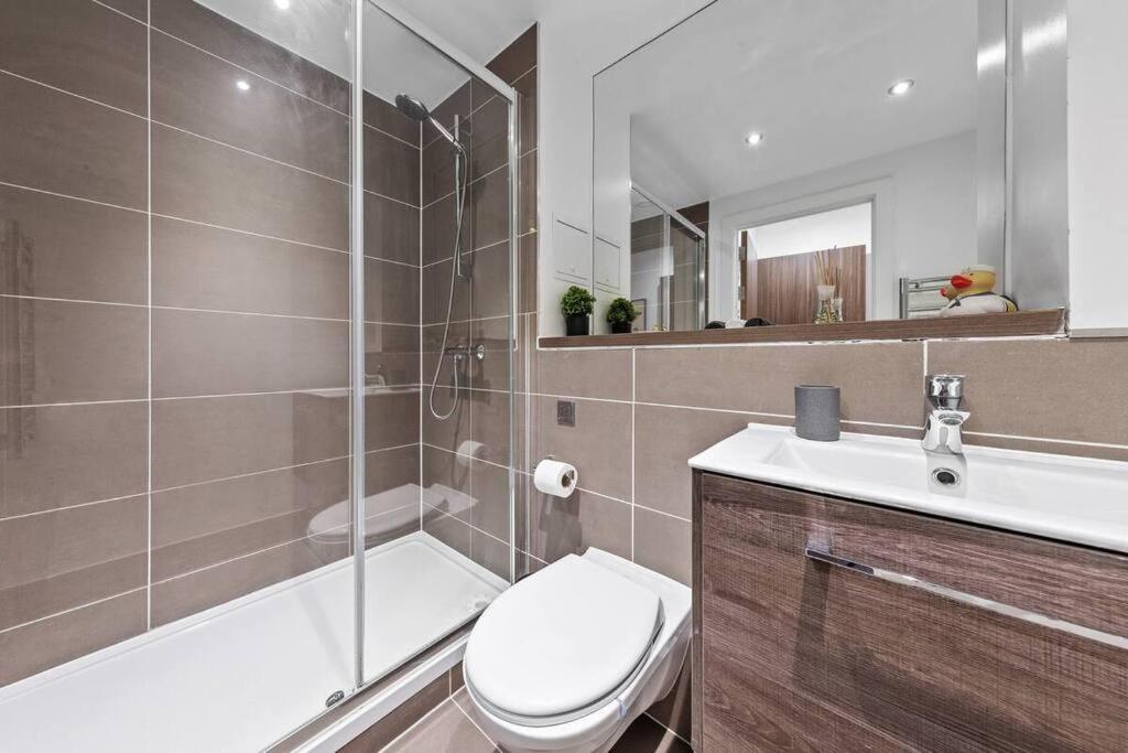 Appartamento Sleep 7 20 Mins From London Waterloo Bp65 Esterno foto