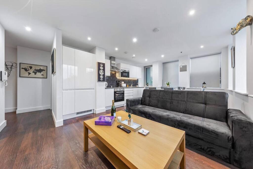 Appartamento Sleep 7 20 Mins From London Waterloo Bp65 Esterno foto