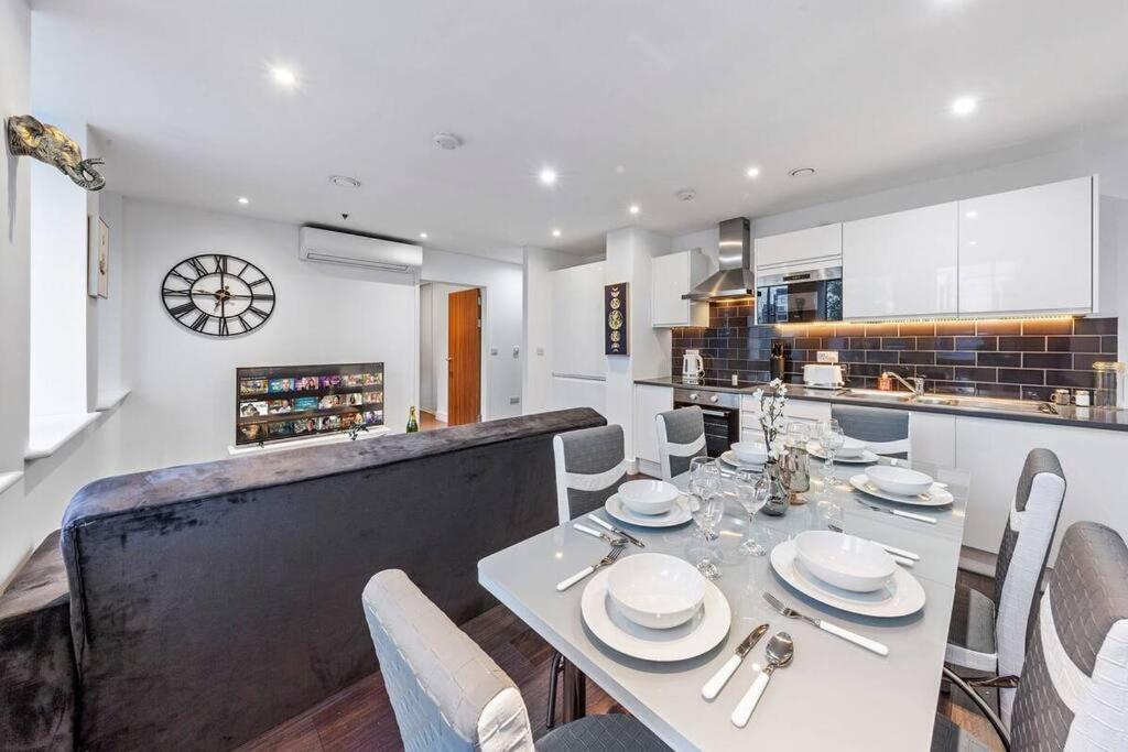 Appartamento Sleep 7 20 Mins From London Waterloo Bp65 Esterno foto