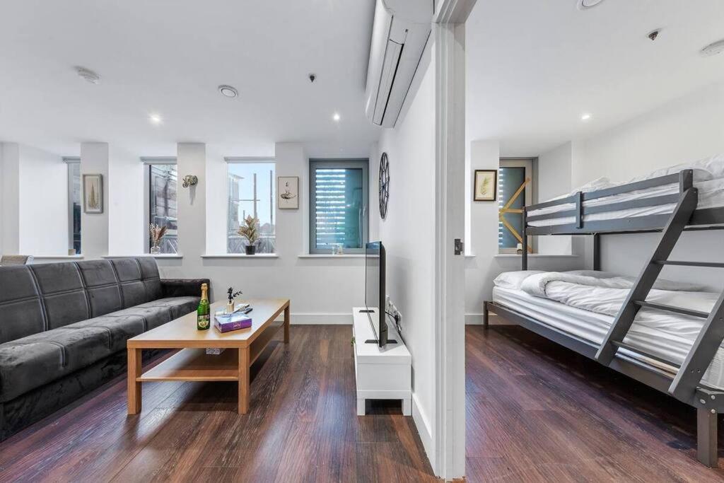 Appartamento Sleep 7 20 Mins From London Waterloo Bp65 Esterno foto